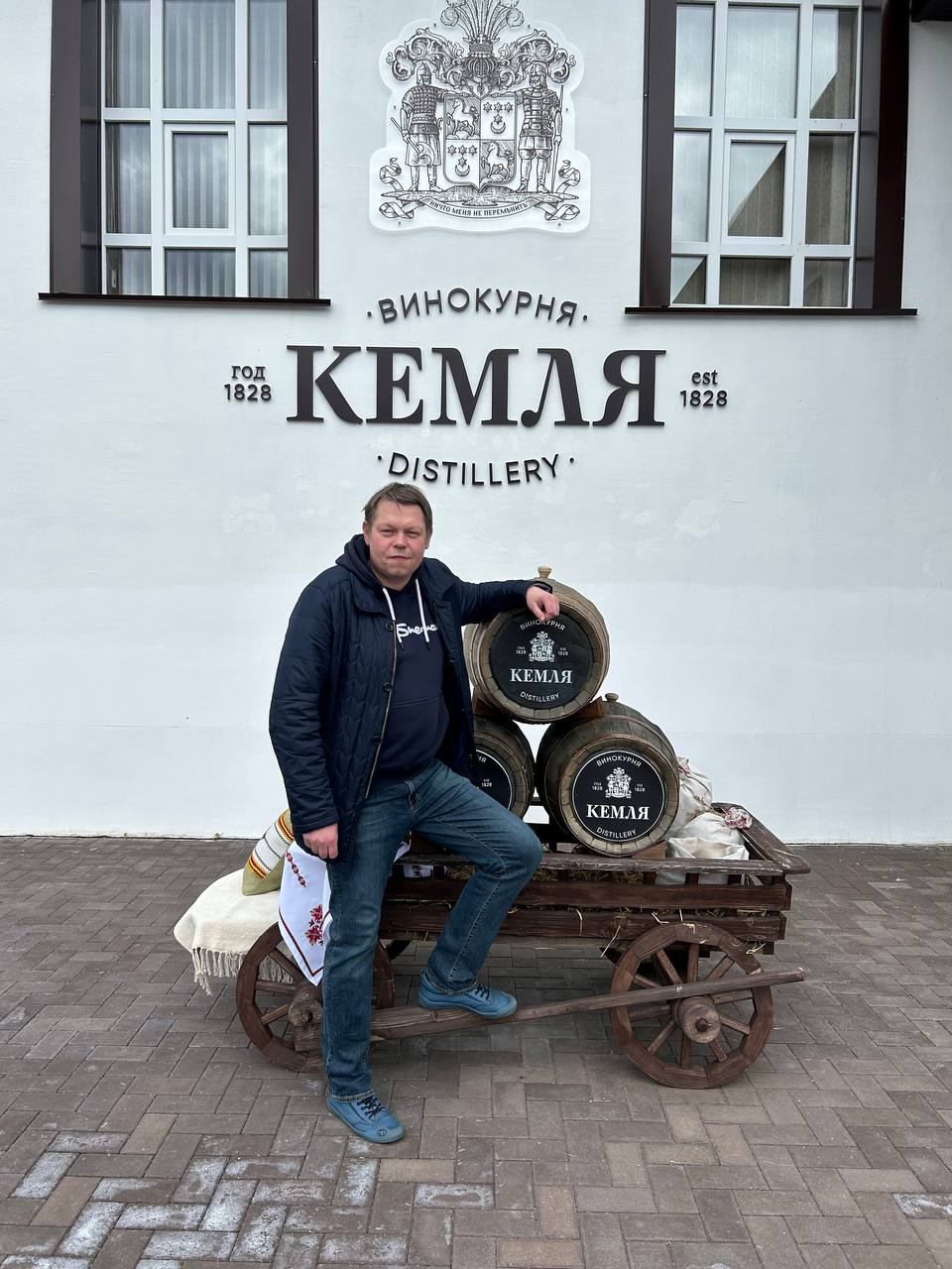 Журналист Денис Пузырев в гостях у винокурни «Кемля»